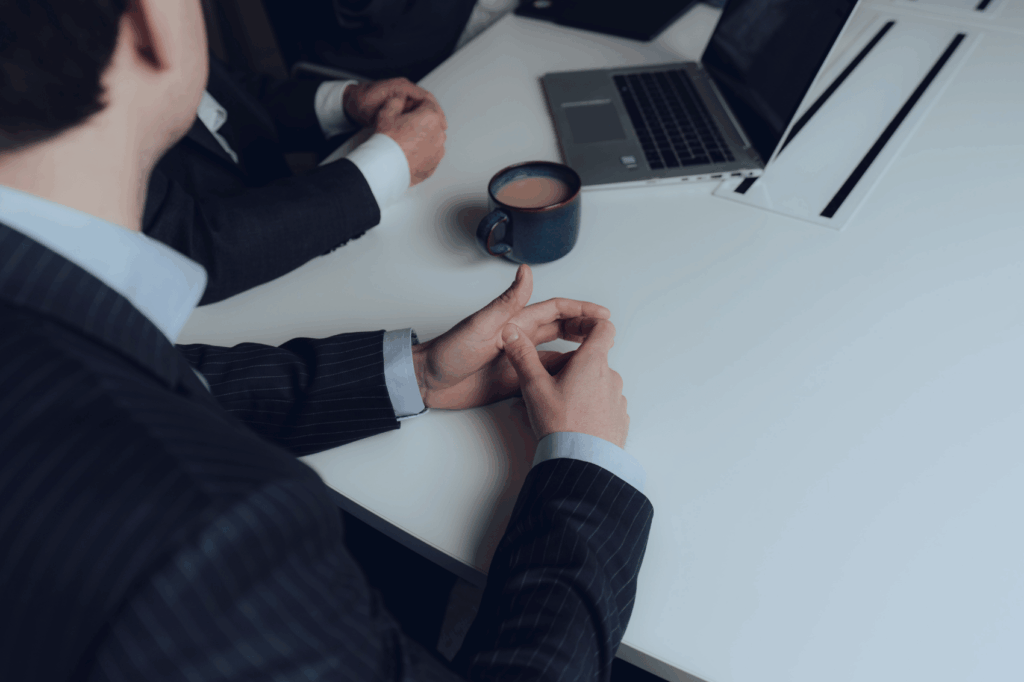Möte kring ett konferensbord på Fair Investments kontor