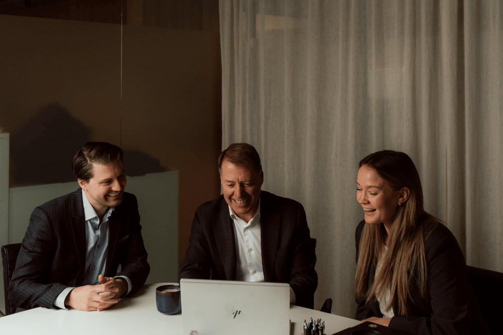 Medarbetare på Fair Investments i möte kring en bärbar dator